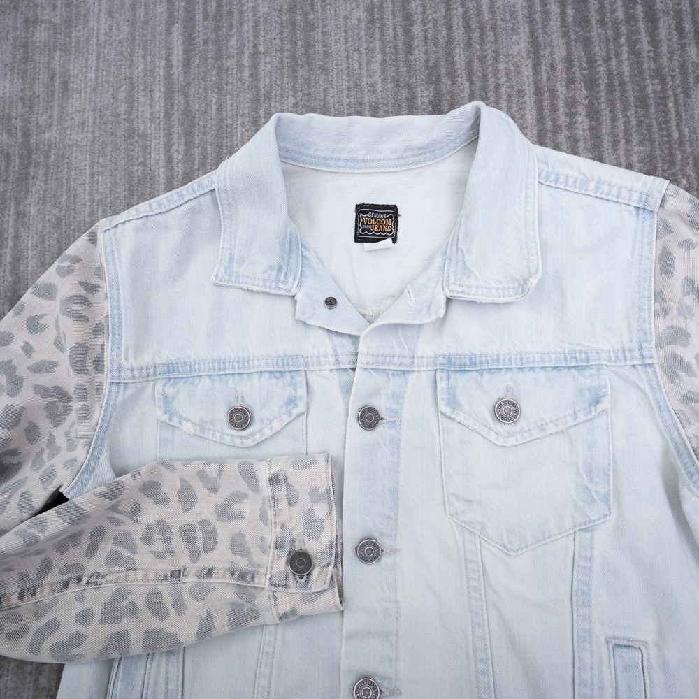 Volcom Jeans Denim Jacket Womens Medium Light Wash Leopard Print Sleeve‎ Trucker